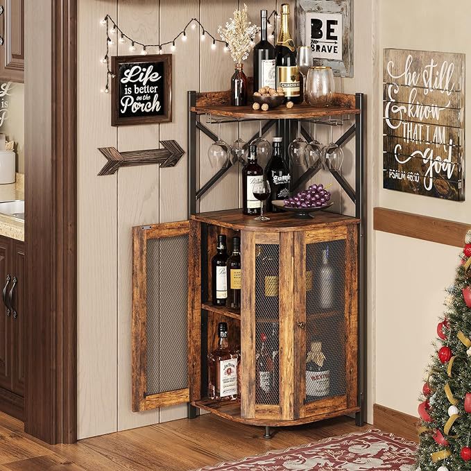 Home Bar Shelves - ตู้บาร์เข้ามุมพร้อมที่วางแก้ว, ชั้นวางไวน์สไตล์อินดัสเทรียลสำหรับพื้นที่ขนาดเล็ก, ตู้เก็บของ 4 ชั้นพร้อมประตูตาข่าย, มินิบาร์สำหรับบ้าน
